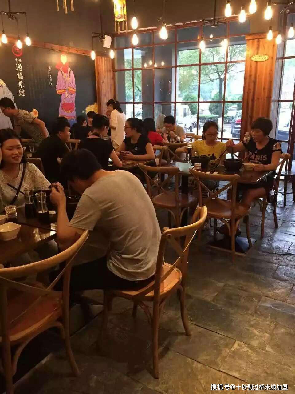 卤味巨头集体“抢餐饮店生意”卤味巨头集体抢餐饮店生意的现象，反映了卤味行业在餐饮市场的竞争态势和业务拓展趋势。随着消费者口味的多样化和餐饮市场的不断扩大，卤味食品作为中餐的重要组成部分，正逐渐成为餐饮消费的重要选择之一。在此背景下，卤味巨头们纷纷进军餐饮市场，通过提供多样化的卤味菜品和优质的服务，吸引更多的消费者。