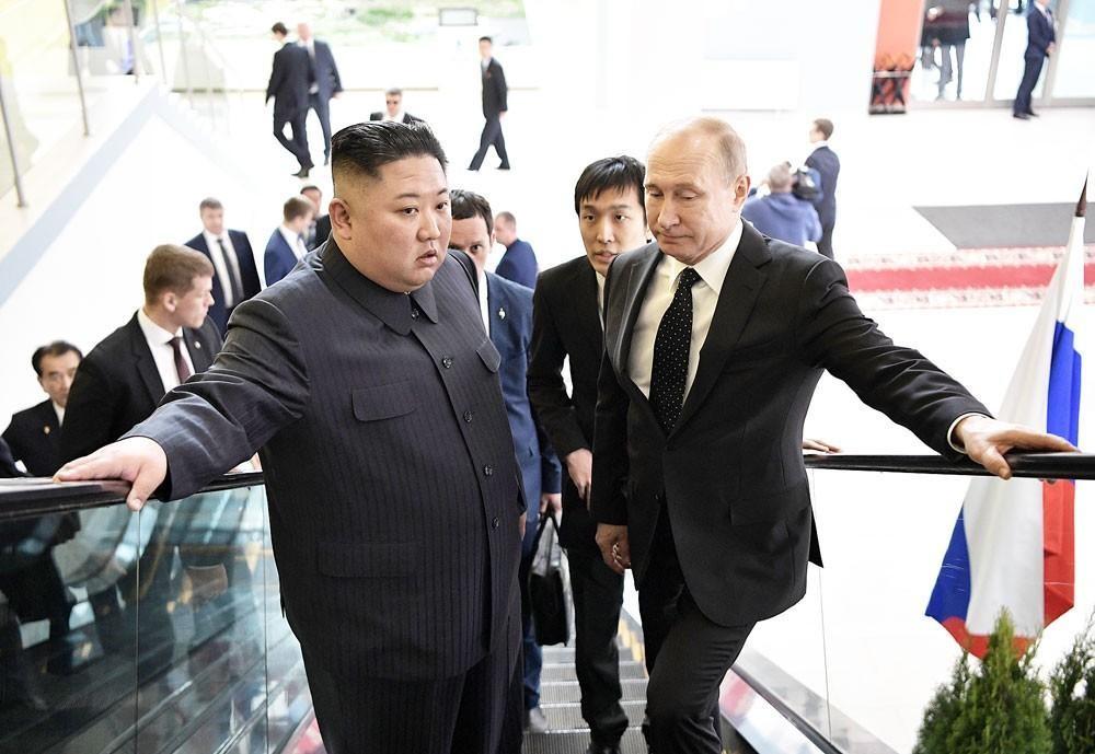 普京金正恩出席阅兵普京和金正恩都曾出席过阅兵仪式。