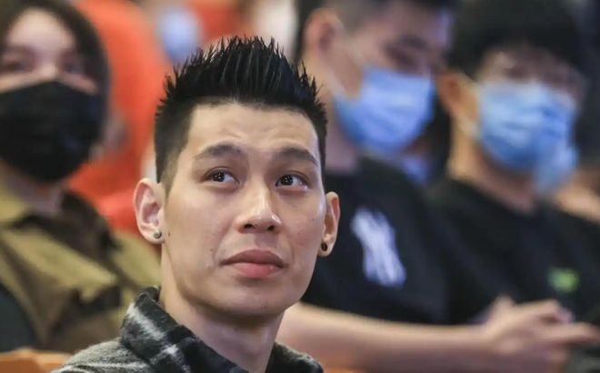 林书豪退役原因林书豪退役的原因是多方面的。首先，年龄因素是一个重要的考虑，毕竟他已经是一名老将球员。其次，薪资问题也是影响他做出决定的一个关键因素。除此之外，林书豪在CBA打球时遭遇的伤病困扰也可能是他选择退役的原因之一。伤病的恢复和反复对于运动员的职业生涯有着极大的影响，这可能是他逐渐失去在职业赛场上的竞争力并最终选择退役的原因之一。此外，家庭因素也可能在某种程度上影响了他的决定。