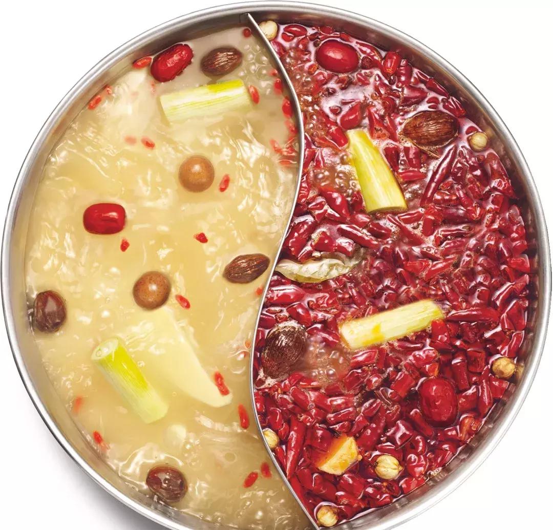 火锅 痛风火锅与痛风之间存在一定的关联。火锅食材中，如肉类、海鲜、豆腐等，含有较高的嘌呤物质，而嘌呤在人体内会转化为尿酸。当尿酸水平过高时，会导致痛风的发生。因此，吃火锅可能会诱发痛风发作或加重痛风症状。