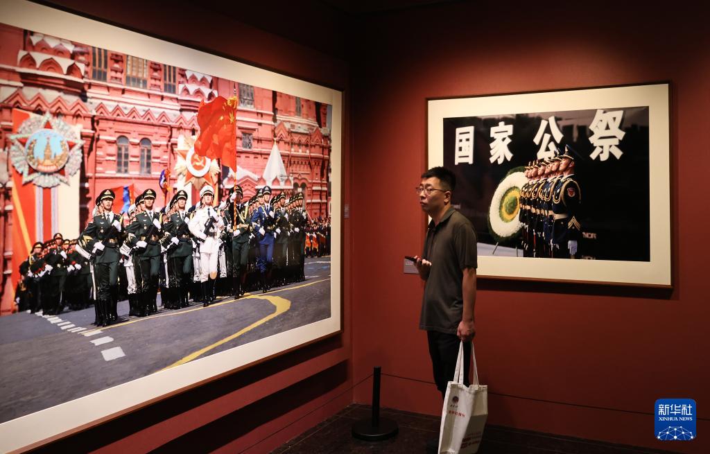 坚持走和平发展道路坚持走和平发展道路，构建美好未来的坚定承诺