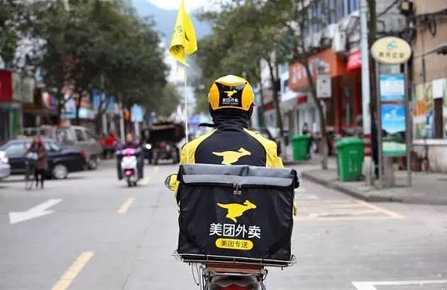 美团回应骑手服上印“点男模”字样针对美团骑手服装上印有点男模字样一事，美团外卖回应称已经注意到此事，并对给用户带来的困扰表示歉意。他们强调，平台对骑手的着装规范有明确要求，并会加强管理，同时会采取技术手段进行自查，避免类似情况的发生。此外，他们呼吁广大商家规范经营行为，避免不当营销行为的发生。