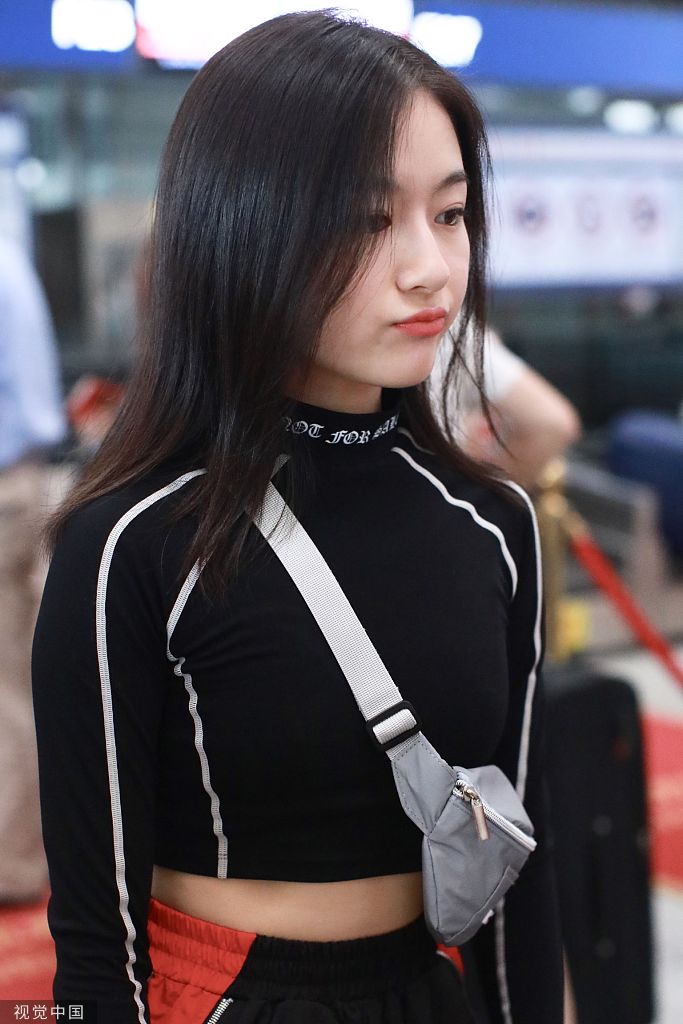 李兰迪穿露脐上衣大秀小蛮腰图片李兰迪大胆露脐上衣亮相，小蛮腰美照抢先看
